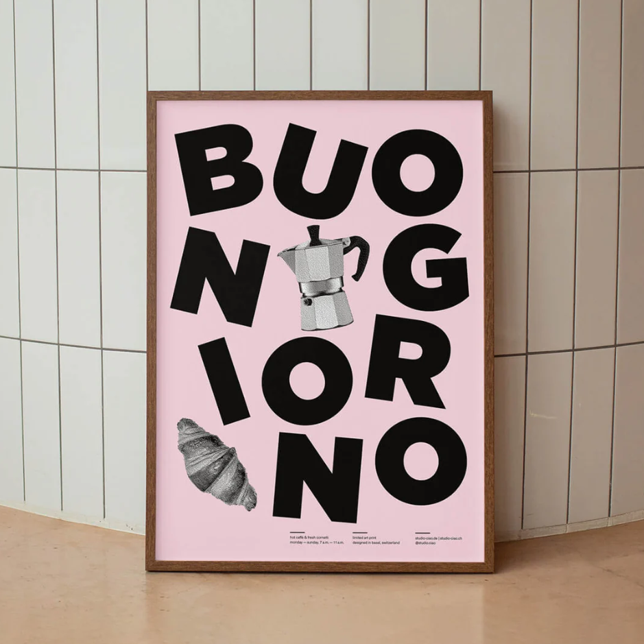Typografie-Poster A3 mit Schriftzug „Buongiorno“ in schwarzen Buchstaben und Croissant und Espressokanne auf rosafarbenem Offsetpapier (300 g/m²), Studio Ciao Design