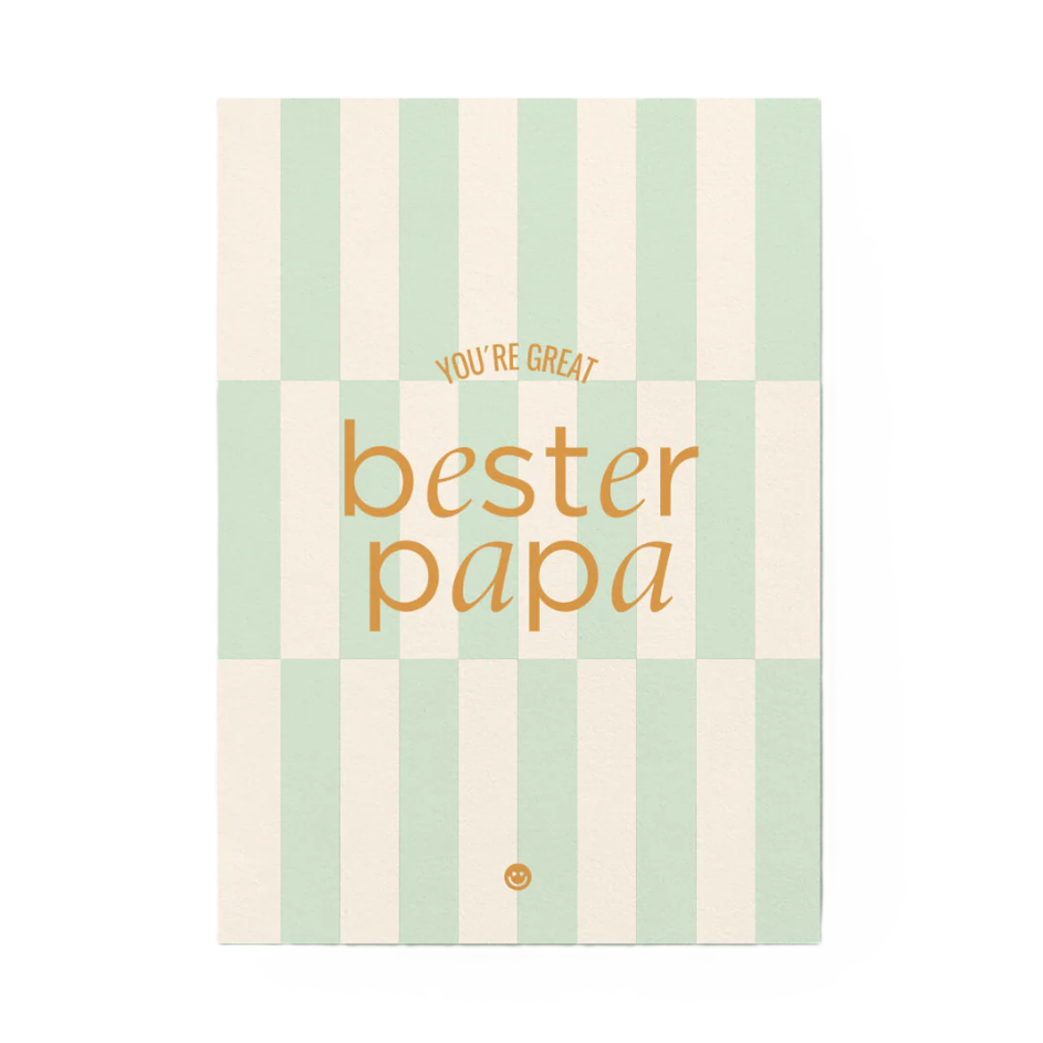 Postkarte DIN A6 mit Schriftzug „Bester Papa“ in gelber Handlettering-Schrift auf weiße, grün gemustertem Karton (300 g/m²), Studio Ciao