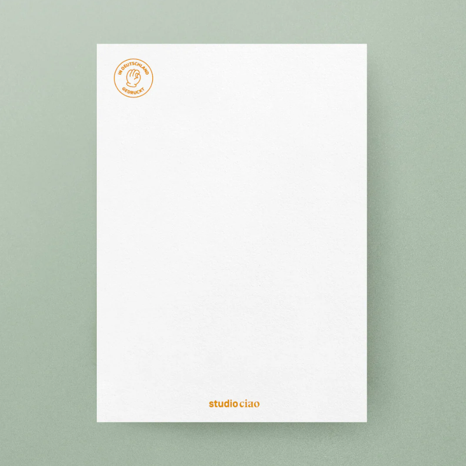 Rückseite Postkarte DIN A6 mit Schriftzug „Bester Papa“ in gelber Handlettering-Schrift auf weiße, grün gemustertem Karton (300 g/m²), Studio Ciao