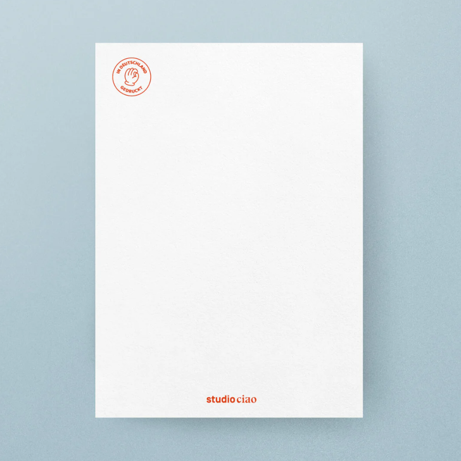 Rückseite Postkarte DIN A6 mit Schriftzug „Mamma Mia“ in roter Typografie auf weiß blaue gemustertem Karton (350 g/m²), Design von Studio Ciao