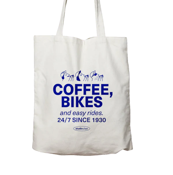 Naturfarbener Jutebeutel mit blauem Schriftzug "Coffee, Bikes and easy rides" und langen Henkeln, Design von Studio Ciao