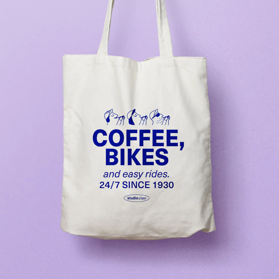 Naturfarbener Jutebeutel mit blauem Schriftzug "Coffee, Bikes and easy rides" und langen Henkeln, Design von Studio Ciao