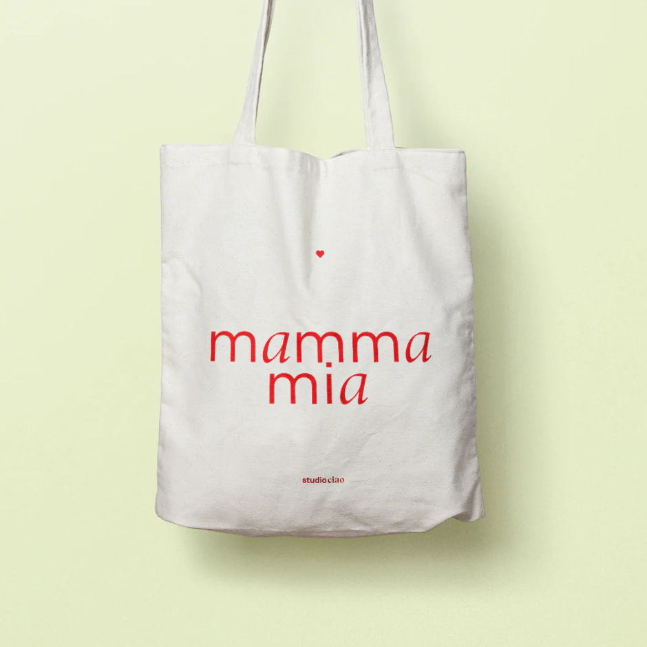 Naturfarbener Jutebeutel mit rotem Schriftzug "Mamma Mia" und langen Henkeln, Design von Studio Ciao