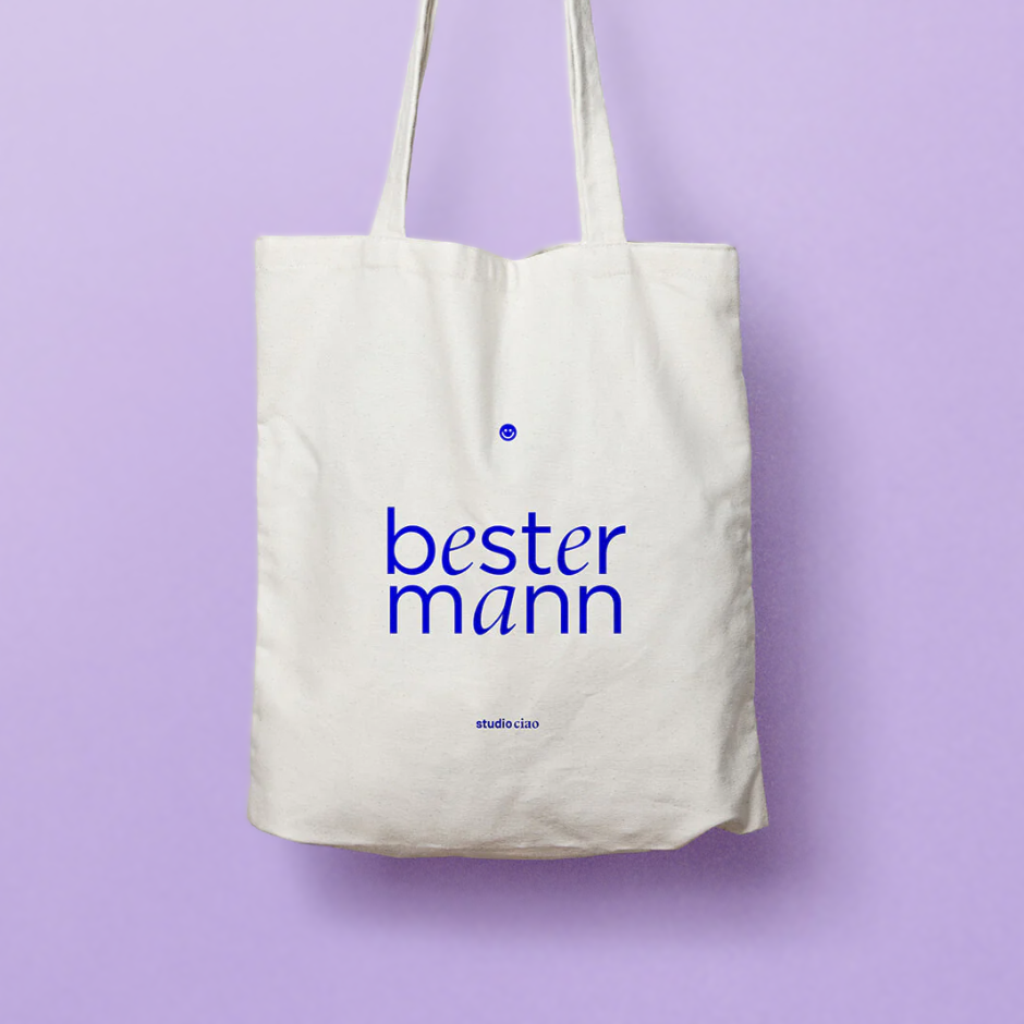 Naturfarbener Jutebeutel mit blauem Schriftzug "bester Mann" und langen Henkeln, Design von Studio Ciao