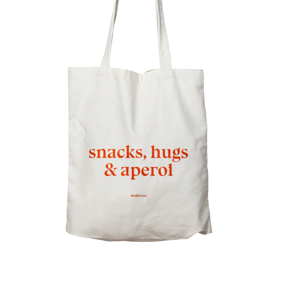 Naturfarbener Jutebeutel mit orangenem Schriftzug "snacks, hugs and aperol" und langen Henkeln, Design von Studio Ciao