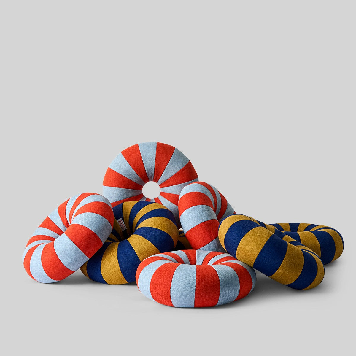 Float Kissen in Blau und Rot von Studio About bei Frau Rabe in Der Halle erhältlich 