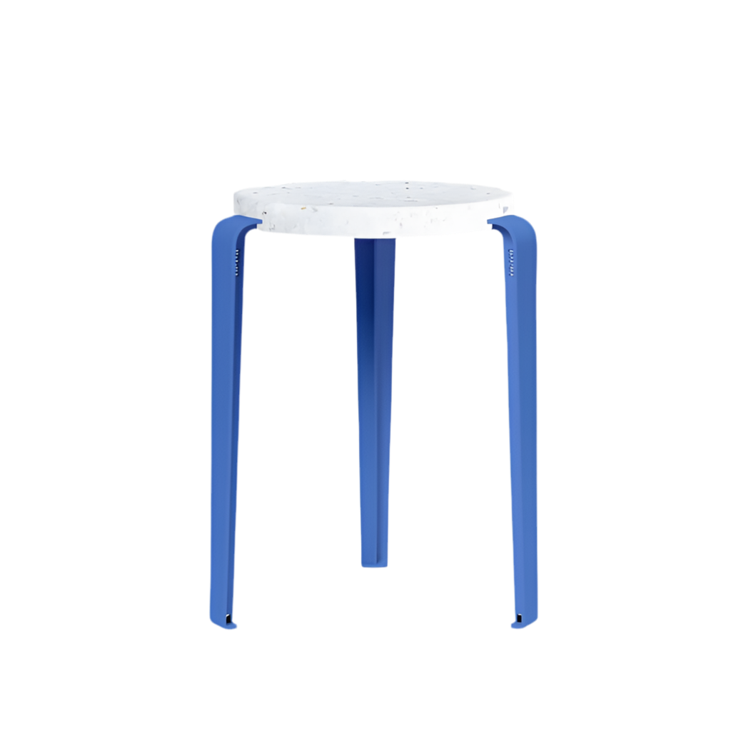 Hocker Lou Venezia azure blue von Tiptoe mit recycelter Sitzfläche und pulverbeschichteten Beinen bei Frau Rabe im Concept Store Die Halle