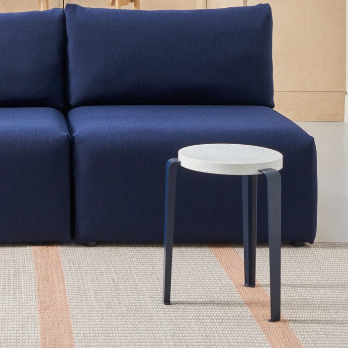 Hocker Lou Venezia midnight blue von Tiptoe mit recycelter Sitzfläche und pulverbeschichteten Beinen bei Frau Rabe im Concept Store Die Halle