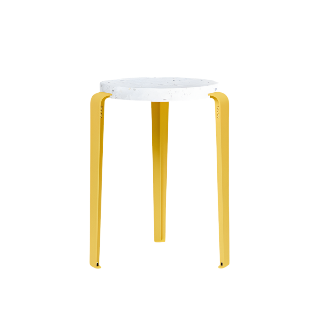 Hocker Lou Venezia brioche yellow von Tiptoe mit recycelter Sitzfläche und pulverbeschichteten Beinen bei Frau Rabe im Concept Store Die Halle