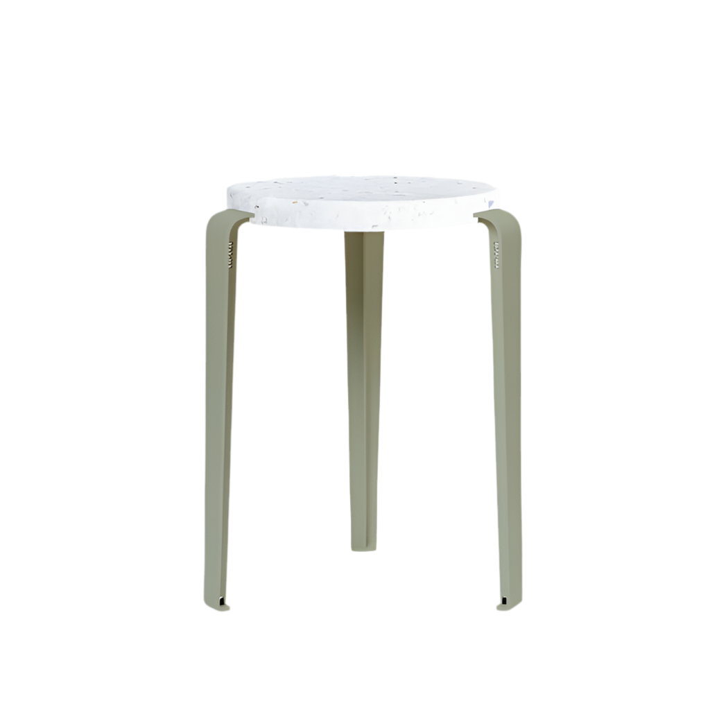 Hocker Lou Venezia eucalyptus grey von Tiptoe mit recycelter Sitzfläche und pulverbeschichteten Beinen bei Frau Rabe im Concept Store Die Halle