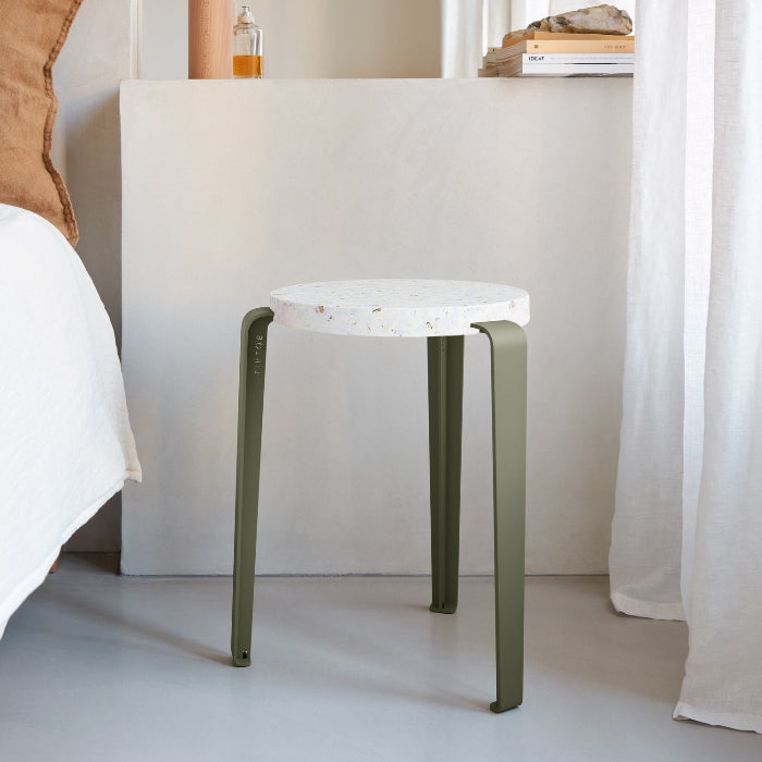 Hocker Lou Venezia eucalyptus grey von Tiptoe mit recycelter Sitzfläche und pulverbeschichteten Beinen bei Frau Rabe im Concept Store Die Halle