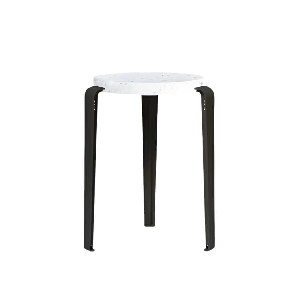 Hocker Lou Venezia von Tiptoe mit recycelter Sitzfläche und pulverbeschichteten Beinen in graphite black bei Frau Rabe im Concept Store Die Halle