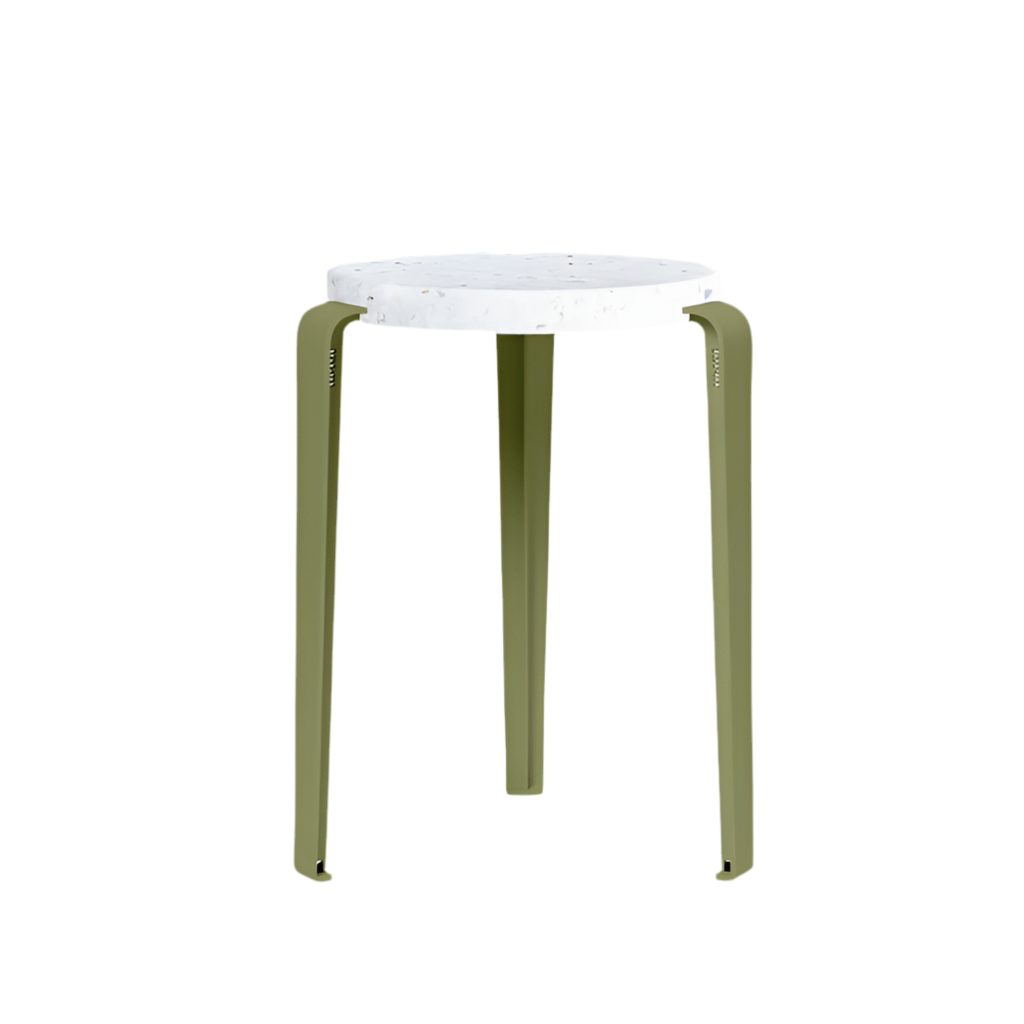 Hocker Lou Venezia khaki green von Tiptoe mit recycelter Sitzfläche und pulverbeschichteten Beinen bei Frau Rabe im Concept Store Die Halle