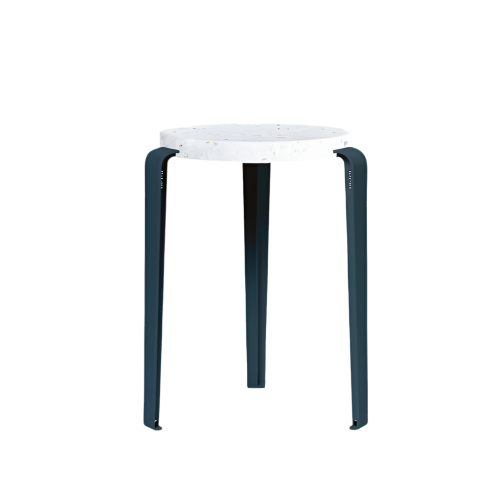 Hocker Lou Venezia midnight blue von Tiptoe mit recycelter Sitzfläche und pulverbeschichteten Beinen bei Frau Rabe im Concept Store Die Halle