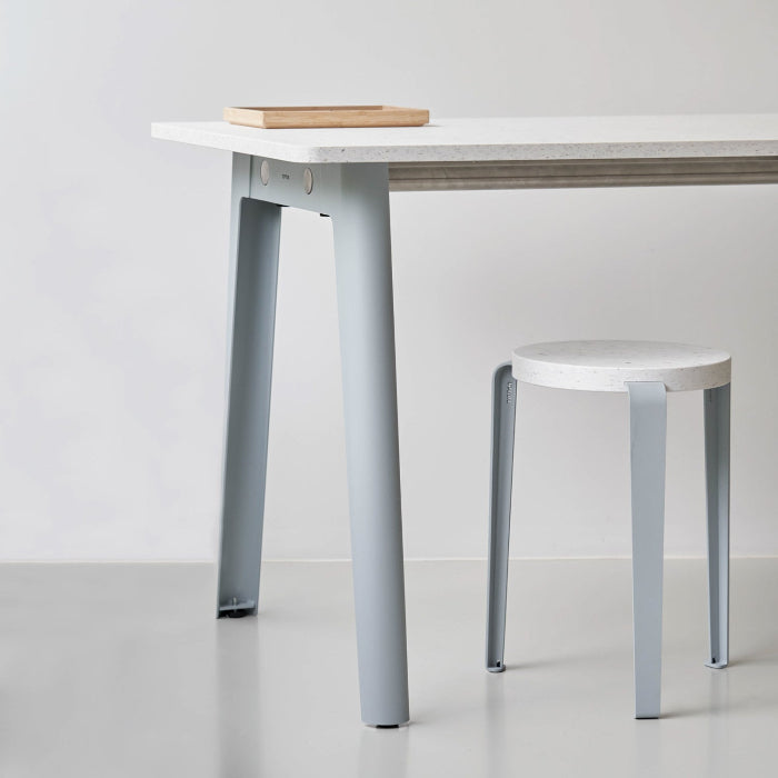 Hocker Lou Venezia pale blue von Tiptoe mit recycelter Sitzfläche und pulverbeschichteten Beinen bei Frau Rabe im Concept Store Die Halle