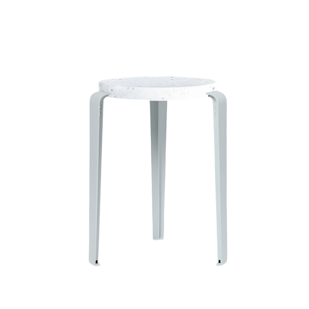 Hocker Lou Venezia pale blue von Tiptoe mit recycelter Sitzfläche und pulverbeschichteten Beinen bei Frau Rabe im Concept Store Die Halle