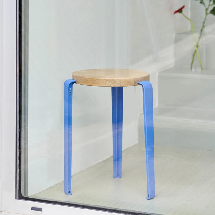Hocker Lou von Tiptoe Sitzfläche Eiche massiv mit pulverbeschichteten Stahlbeinen in azure blue - bei Frau Rabe im Concept Store Die Halle