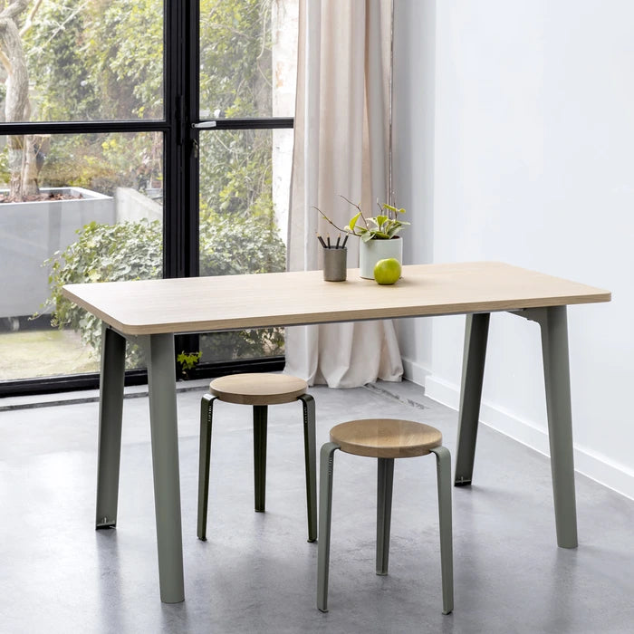 Hocker Lou von Tiptoe Sitzfläche Eiche massiv mit pulverbeschichteten Stahlbeinen in eucalyptus grey - bei Frau Rabe im Concept Store Die Halle