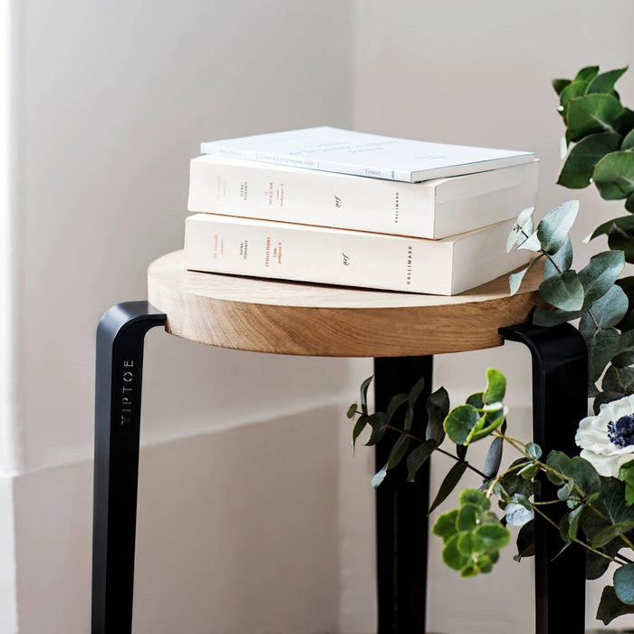 Hocker Lou von Tiptoe Sitzfläche Eiche massiv mit pulverbeschichteten Stahlbeinen in graphiteblack - bei Frau Rabe im Concept Store Die Halle