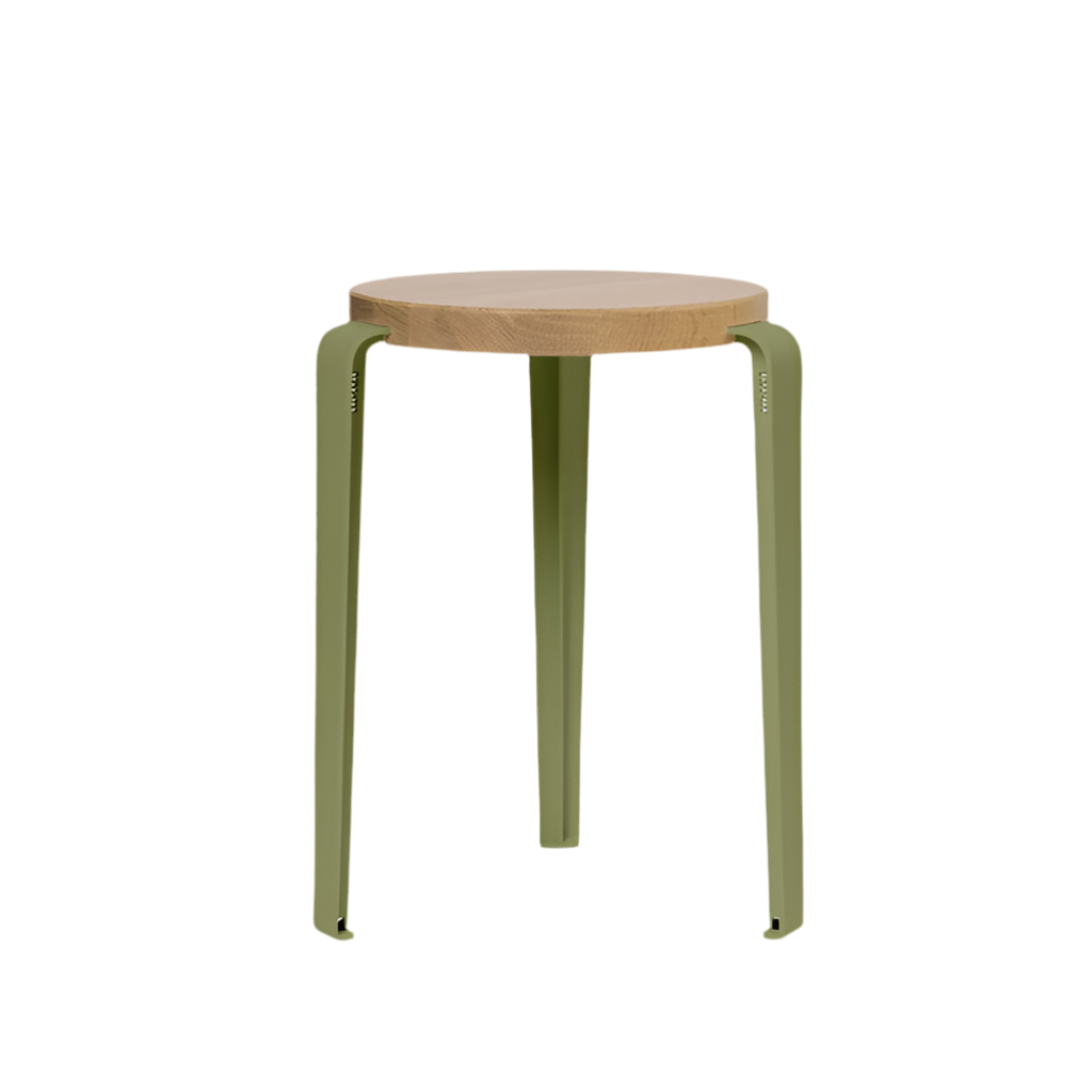 Hocker Lou von Tiptoe Sitzfläche Eiche massiv mit pulverbeschichteten Stahlbeinen inkhaki green - bei Frau Rabe im Concept Store Die Halle