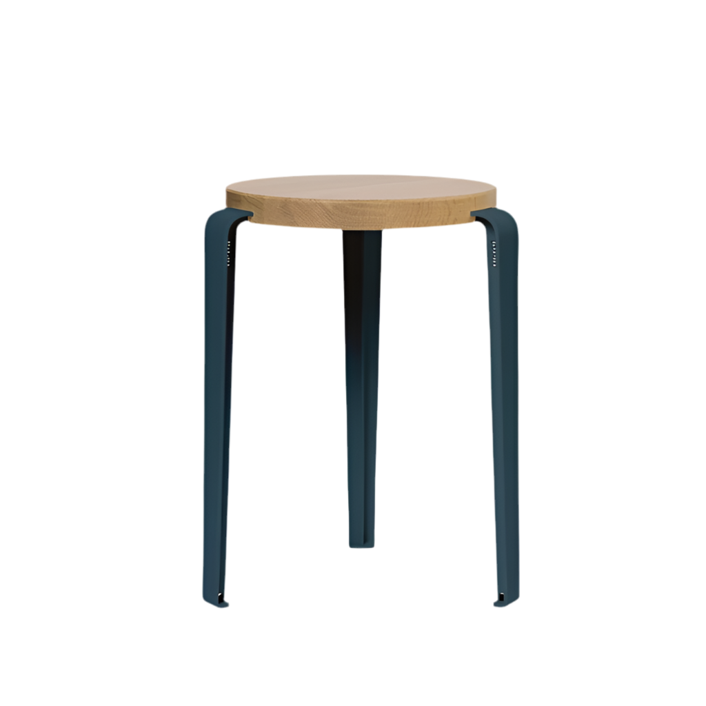 Hocker Lou von Tiptoe Sitzfläche Eiche massiv mit pulverbeschichteten Stahlbeinen in midnight blue - bei Frau Rabe im Concept Store Die Halle