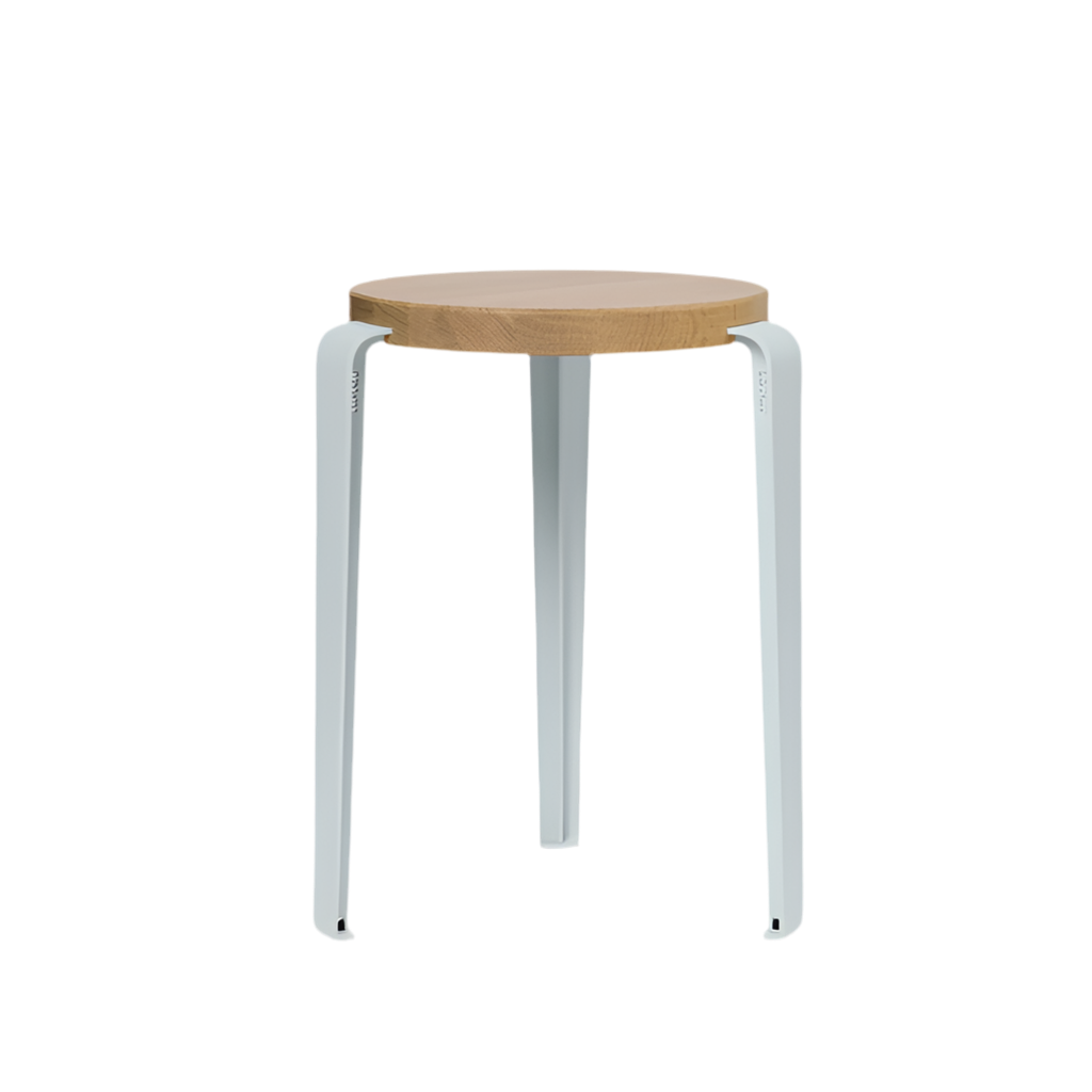 Hocker Lou von Tiptoe Sitzfläche Eiche massiv mit pulverbeschichteten Stahlbeinen in pale blue - bei Frau Rabe im Concept Store Die Halle