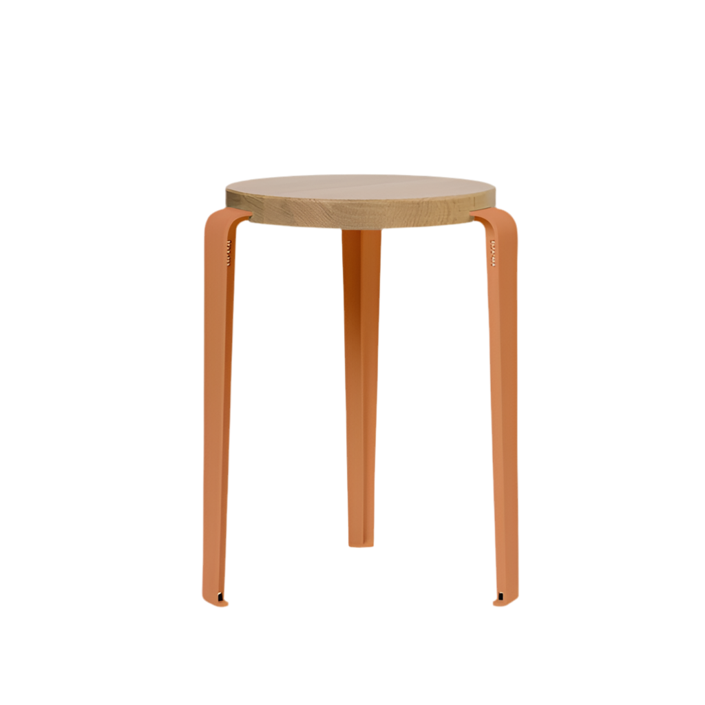 Hocker Lou von Tiptoe Sitzfläche Eiche massiv mit pulverbeschichteten Stahlbeinen in tangerine red - bei Frau Rabe im Concept Store Die Halle