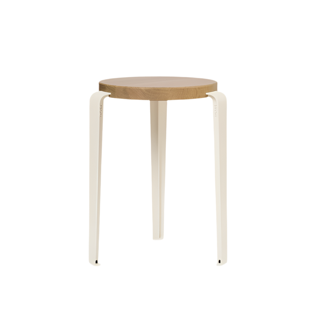 Hocker Lou von Tiptoe Sitzfläche Eiche massiv mit pulverbeschichteten Stahlbeinen in white cream - bei Frau Rabe im Concept Store Die Halle
