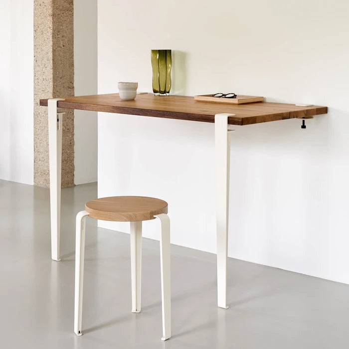Hocker Lou von Tiptoe Sitzfläche Eiche massiv mit pulverbeschichteten Stahlbeinen in white cream - bei Frau Rabe im Concept Store Die Halle