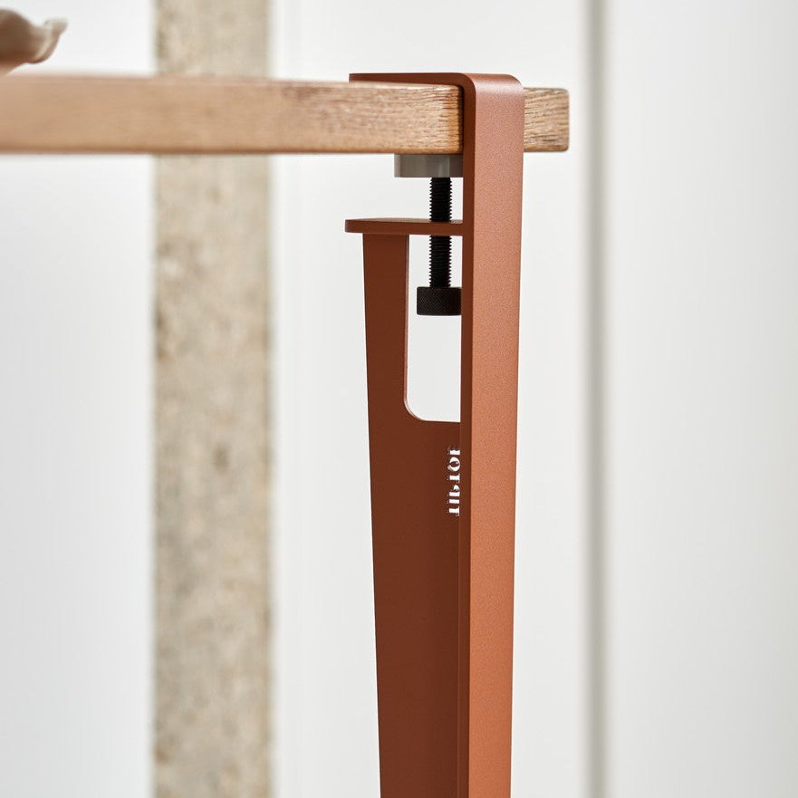 Tischbein von Tiptoe in tangerine red bei Frau Rabe im Concept Store Die Halle