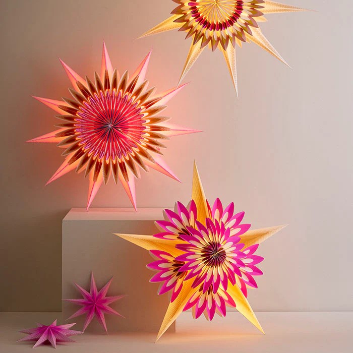 Papierstern Equinox in Fuchsia mit einem Durchmesser von 70cm von Bungalow bei Frau Rabe im Concept Store Die Halle