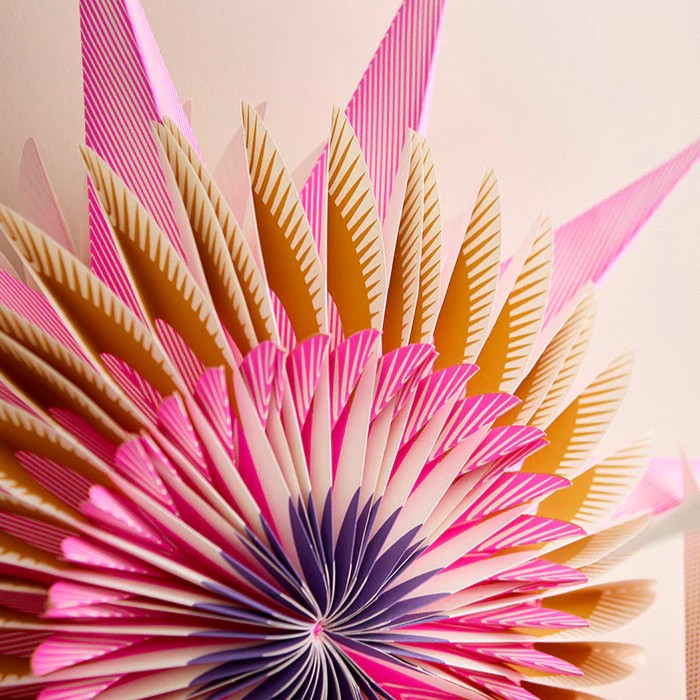 Papierstern Equinox in Fuchsia mit einem Durchmesser von 70cm von Bungalow bei Frau Rabe im Concept Store Die Halle