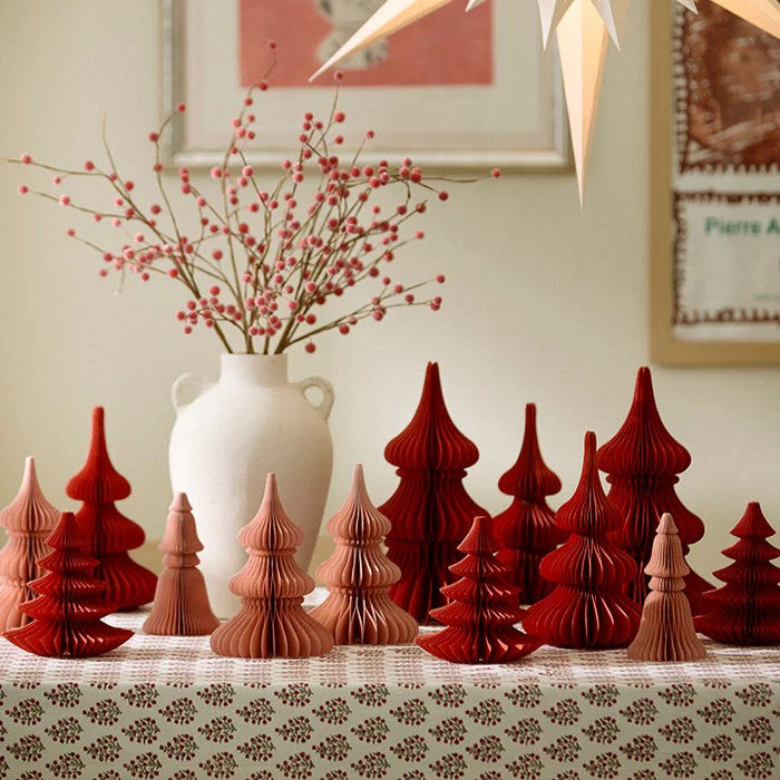 Wabentanne Spruce in 24cm Höhe in der Farbe Ruby von Bungalow bei Frau Rabe im Concept Store Die Halle in Tübingen