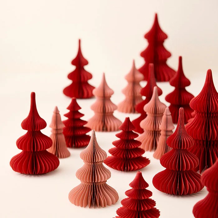 Wabentanne Spruce in 24cm Höhe in der Farbe Ruby von Bungalow bei Frau Rabe im Concept Store Die Halle in Tübingen