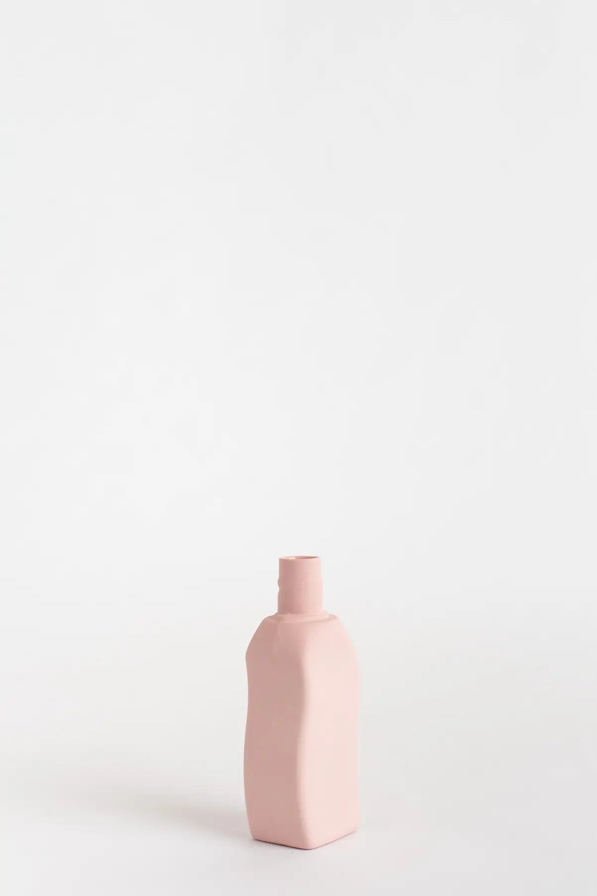 Portellan Bottle Vase #12 in powder von Foekje Fleur bei Frau Rabe im Concept Store Die Halle in Tübingen