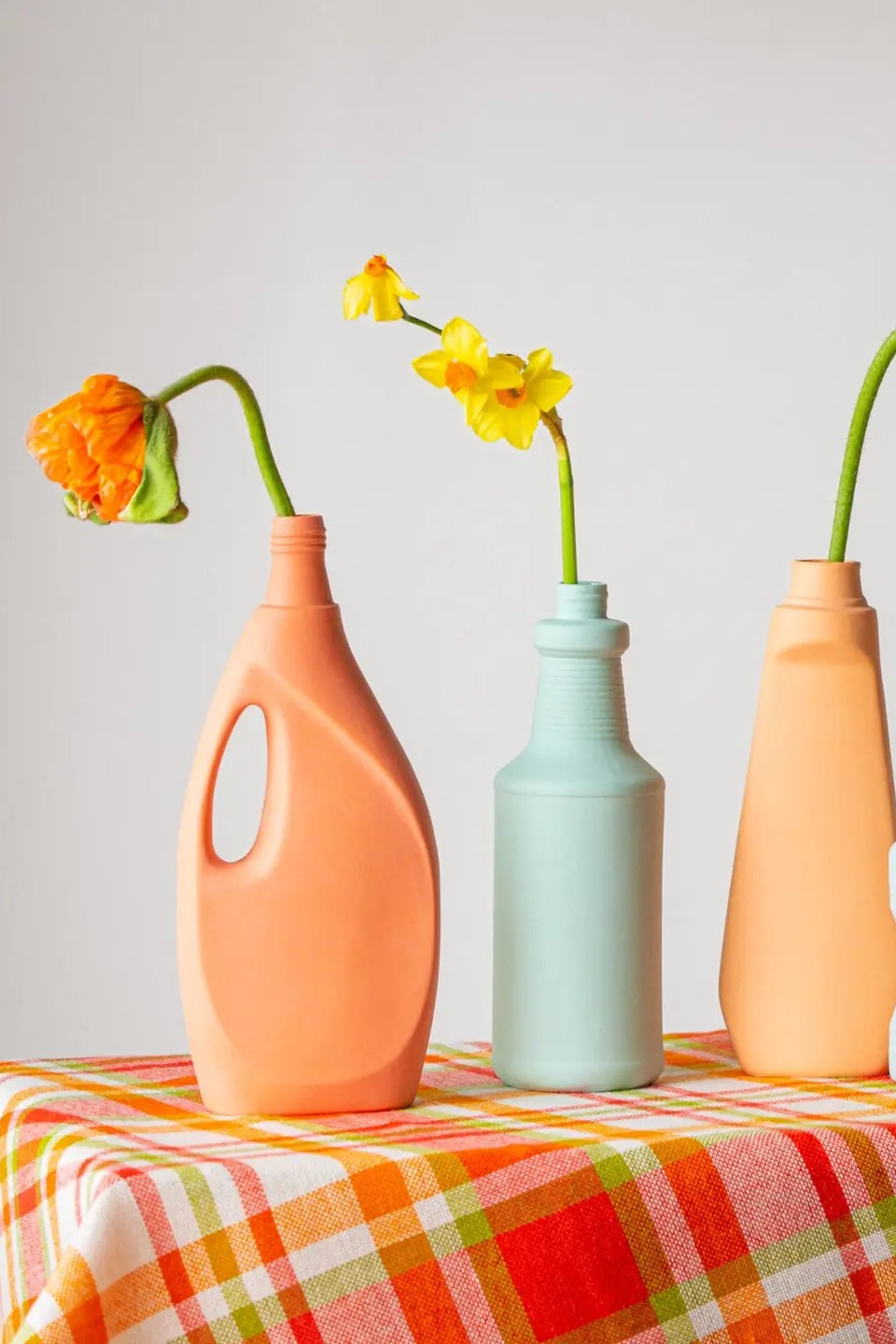Portellan Bottle Vase #13 in salmon von Foekje Fleur bei Frau Rabe im Concept Store Die Halle in Tübingen