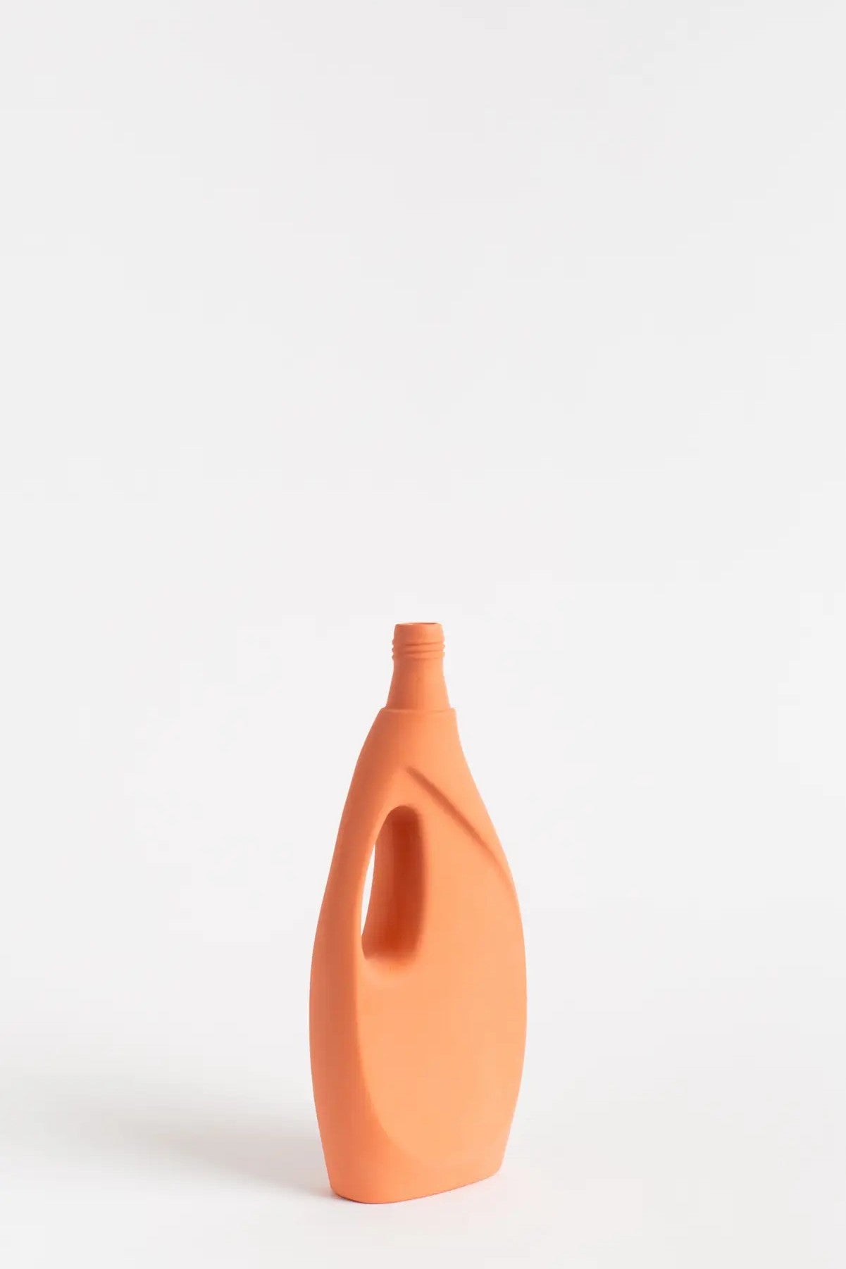 Portellan Bottle Vase #13 in salmon von Foekje Fleur bei Frau Rabe im Concept Store Die Halle in Tübingen