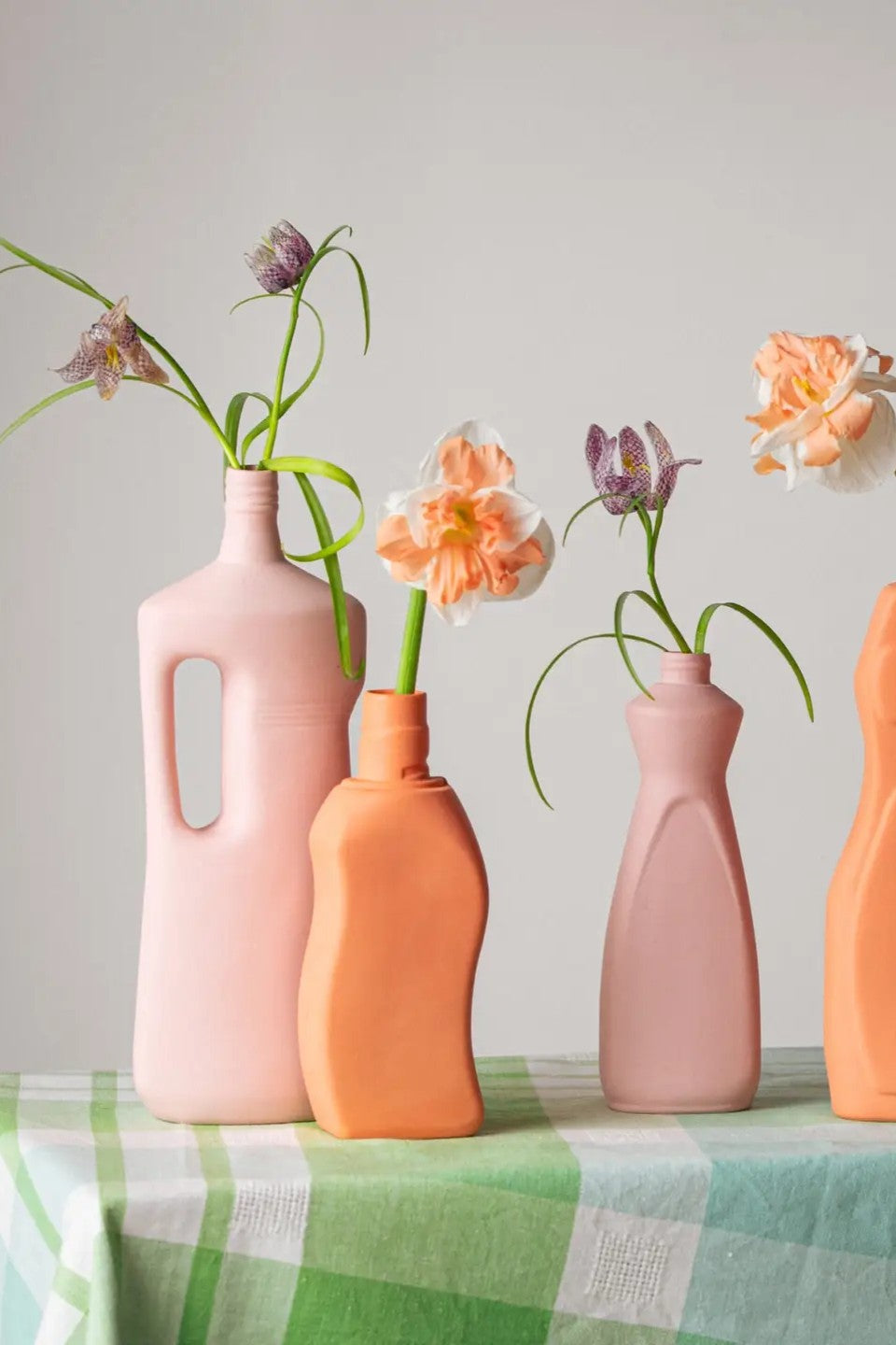 Portellan Bottle Vase #16 in blush von Foekje Fleur bei Frau Rabe im Concept Store Die Halle in Tübingen