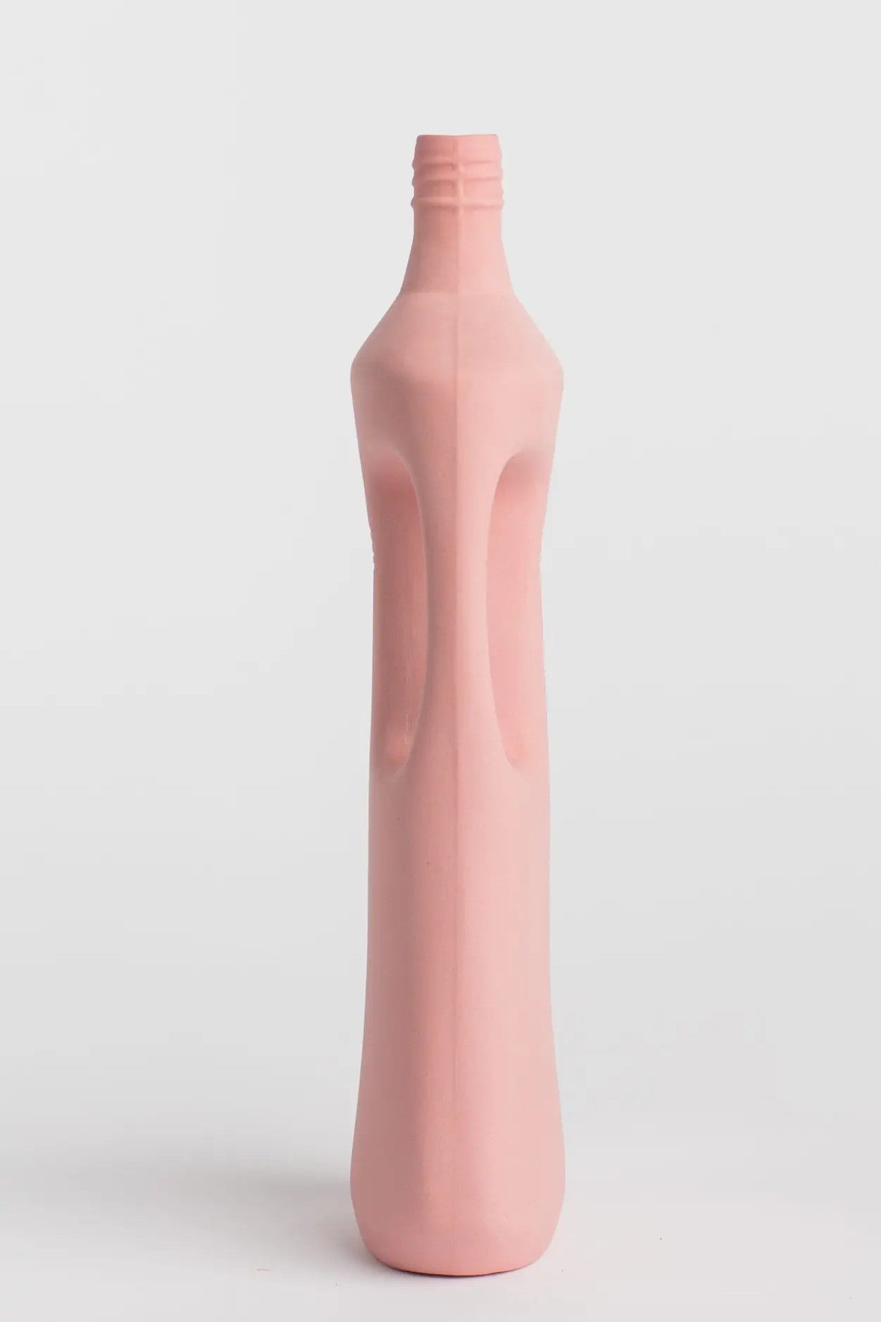 Portellan Bottle Vase #16 in blush von Foekje Fleur bei Frau Rabe im Concept Store Die Halle in Tübingen
