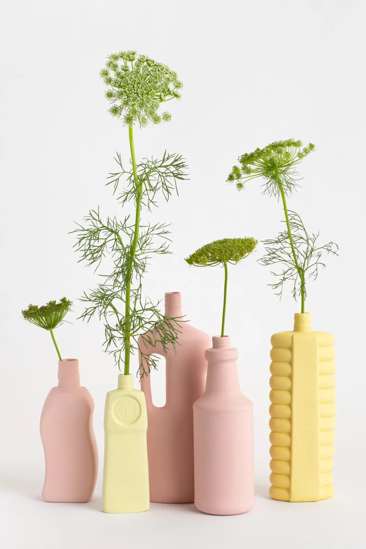 Portellan Bottle Vase #17 in powder von Foekje Fleur bei Frau Rabe im Concept Store Die Halle in Tübingen