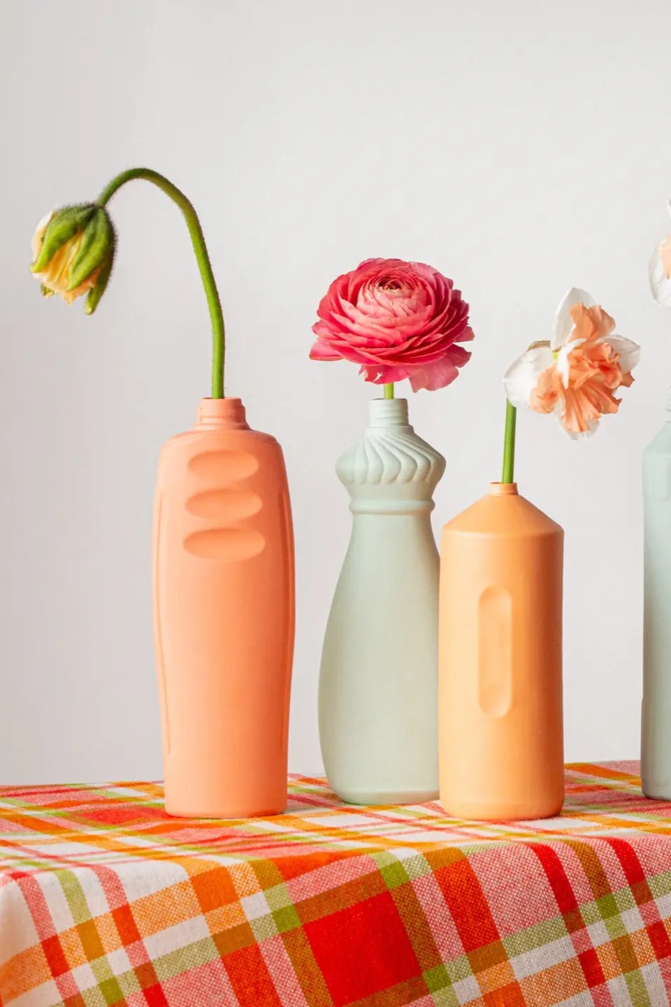 Portellan Bottle Vase #23 in salmon von Foekje Fleur bei Frau Rabe im Concept Store Die Halle in Tübingen
