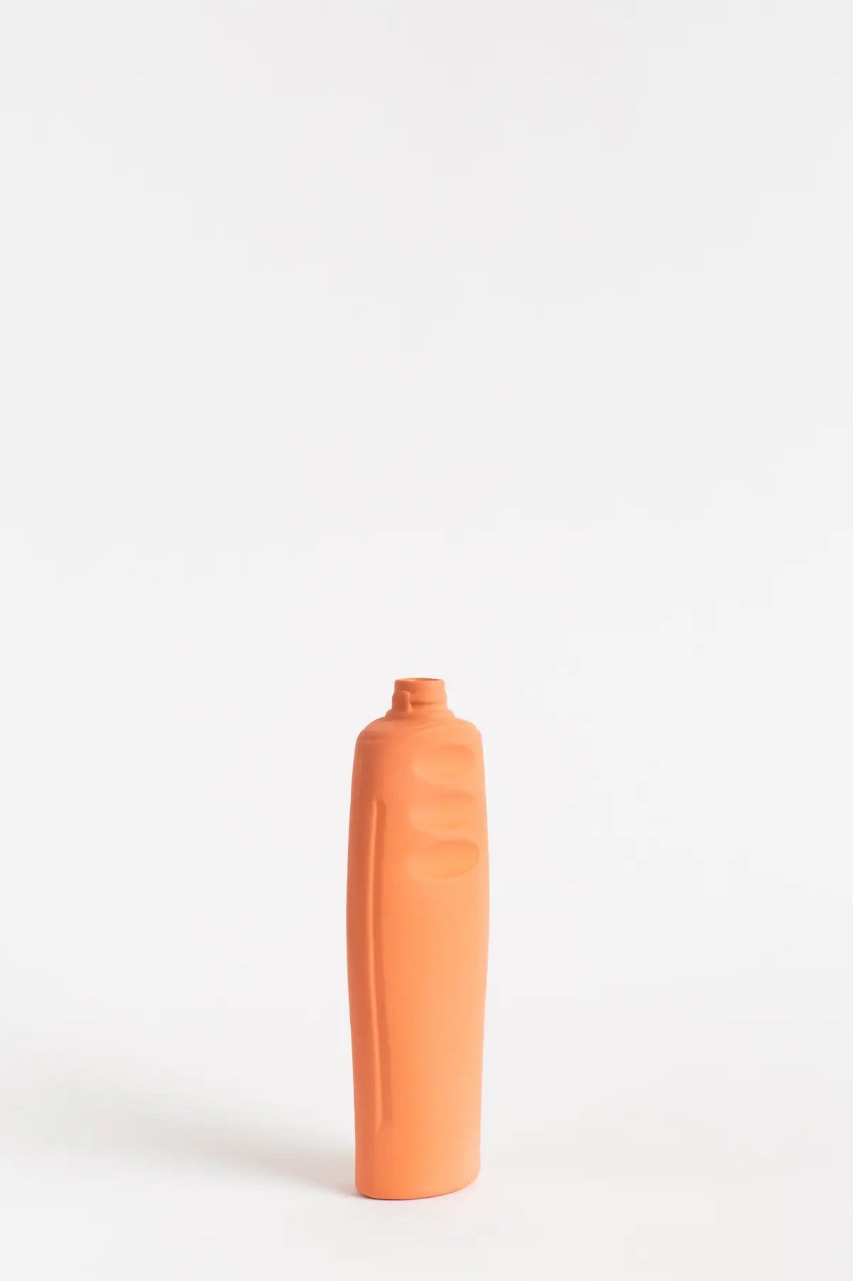 Portellan Bottle Vase #23 in salmon von Foekje Fleur bei Frau Rabe im Concept Store Die Halle in Tübingen