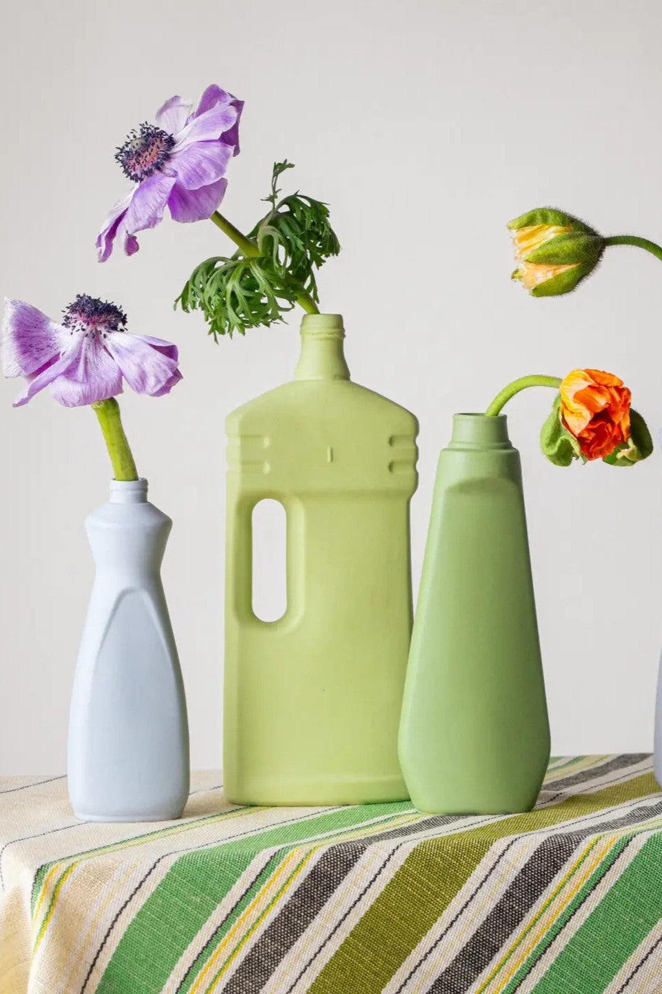 Portellan Bottle Vase #24 in lavendel von Foekje Fleur bei Frau Rabe im Concept Store Die Halle in Tübingen
