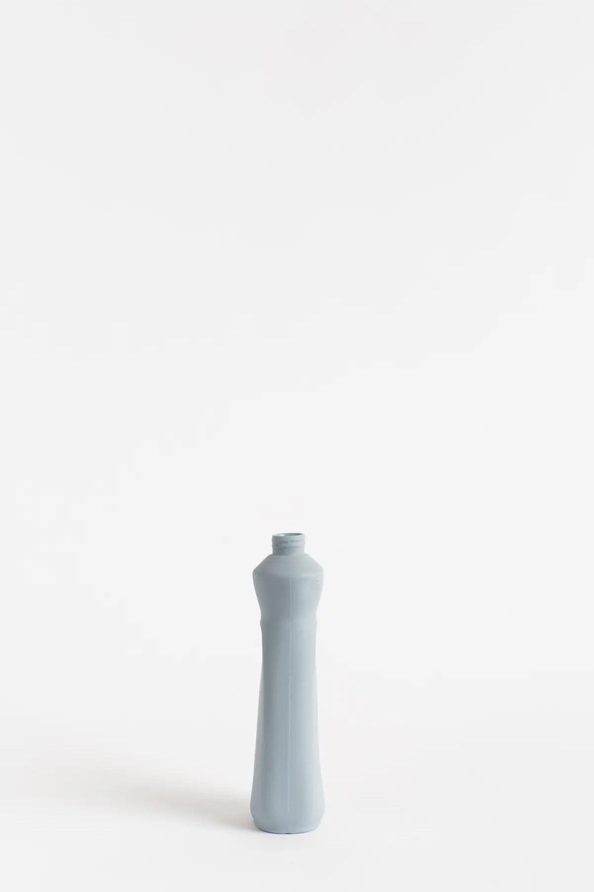 Portellan Bottle Vase #24 in lavendel von Foekje Fleur bei Frau Rabe im Concept Store Die Halle in Tübingen