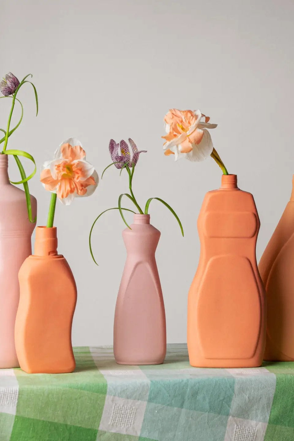 Portellan Bottle Vase #24 in powder von Foekje Fleur bei Frau Rabe im Concept Store Die Halle in Tübingen