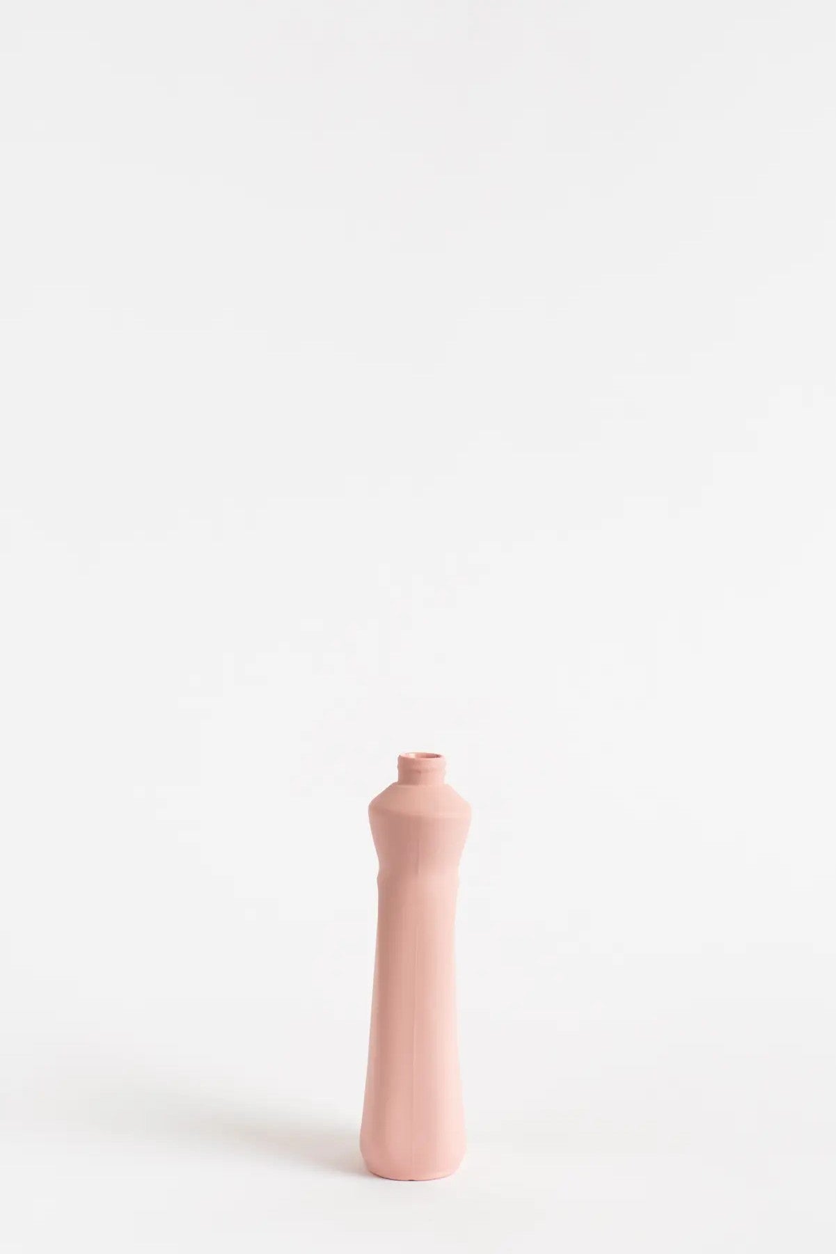 Portellan Bottle Vase #24 in powder von Foekje Fleur bei Frau Rabe im Concept Store Die Halle in Tübingen