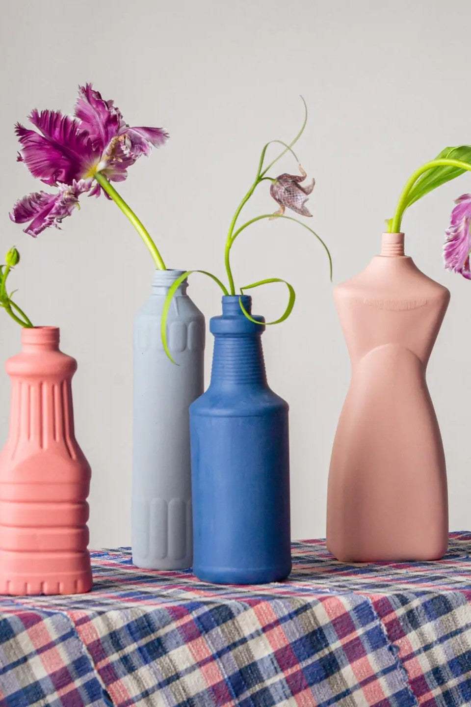 Portellan Bottle Vase #26 in lavendel von Foekje Fleur bei Frau Rabe im Concept Store Die Halle in Tübingen
