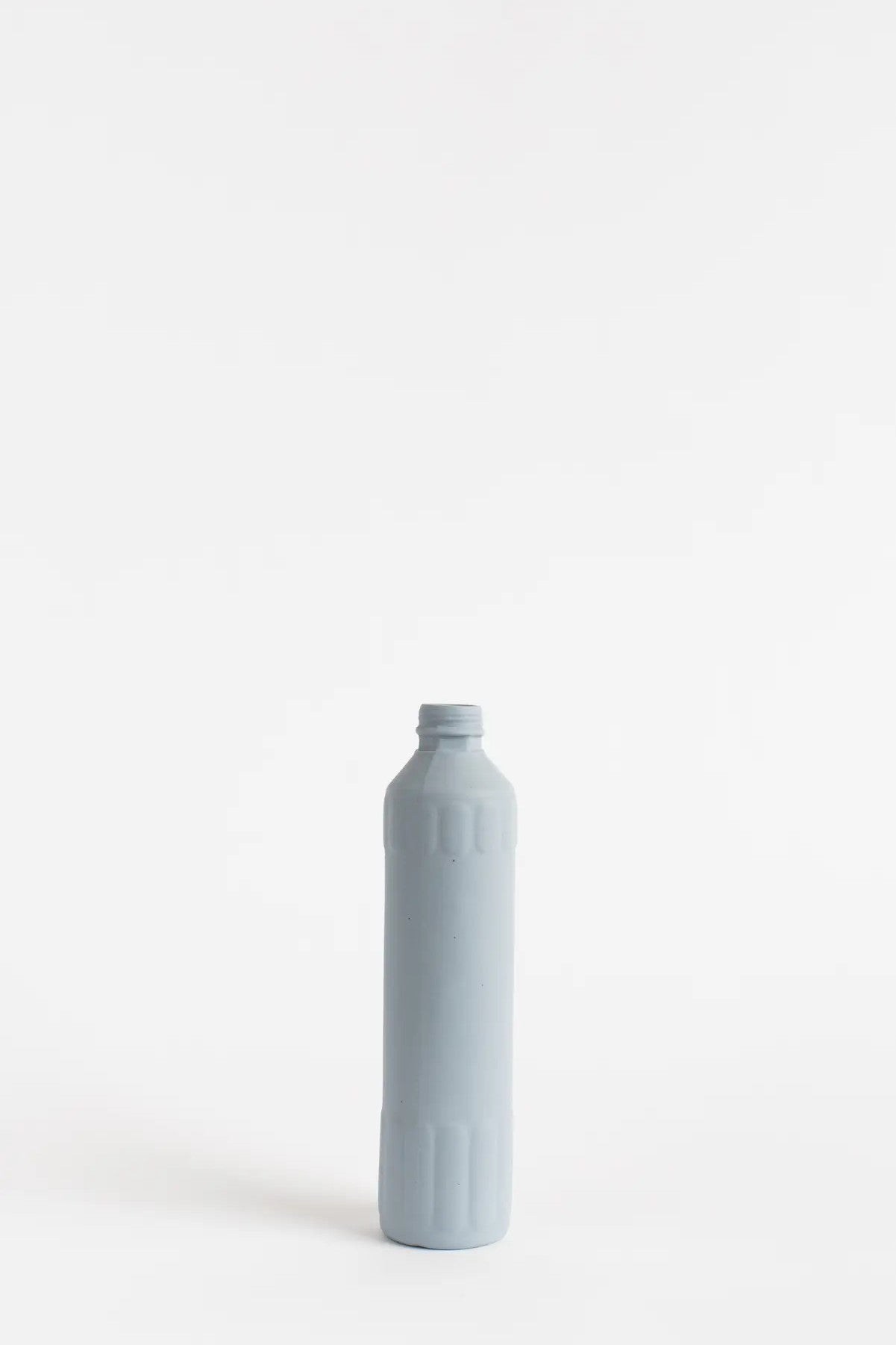 Portellan Bottle Vase #26 in lavendel von Foekje Fleur bei Frau Rabe im Concept Store Die Halle in Tübingen