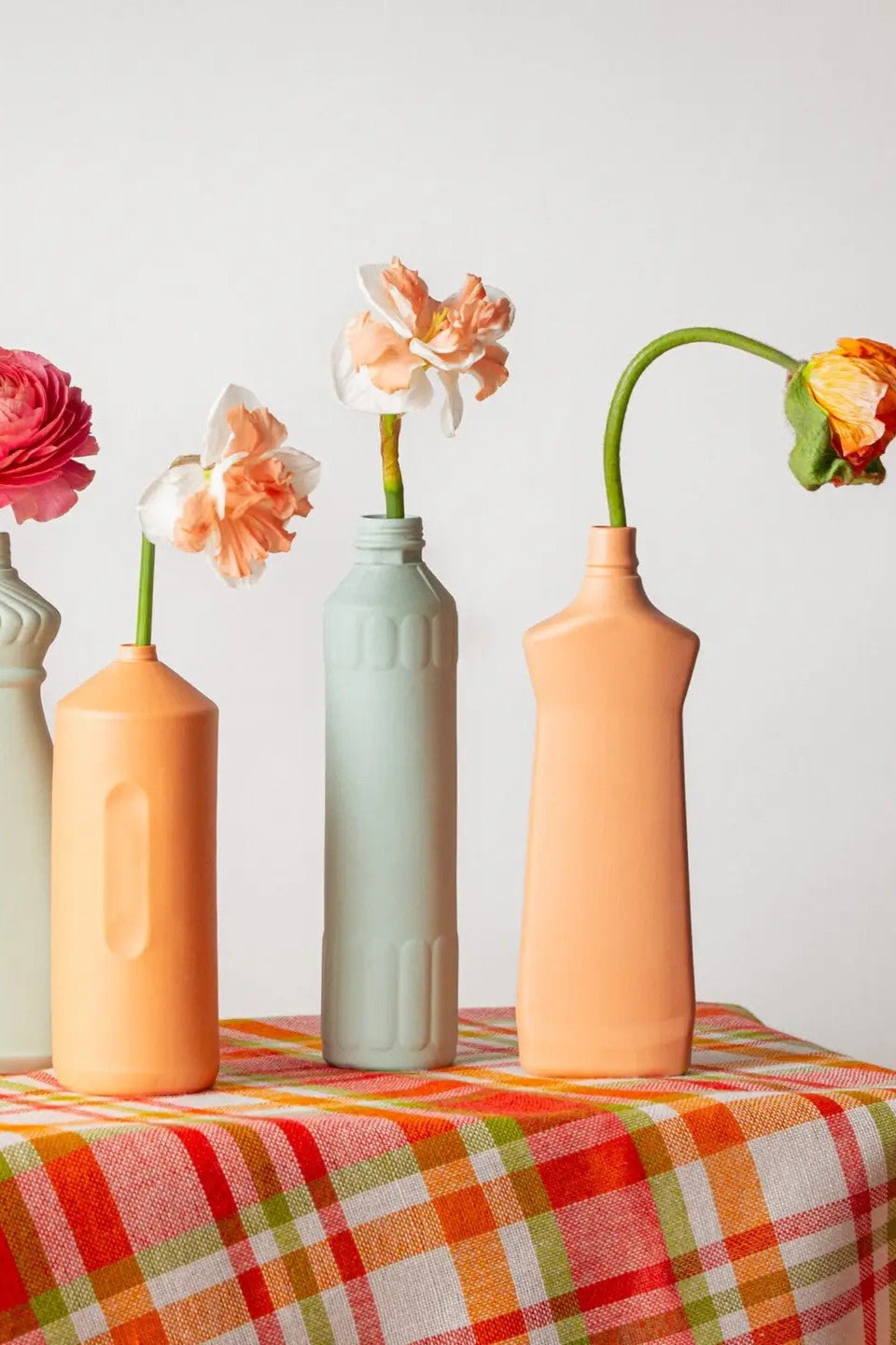 Portellan Bottle Vase #26 in mint von Foekje Fleur bei Frau Rabe im Concept Store Die Halle in Tübingen
