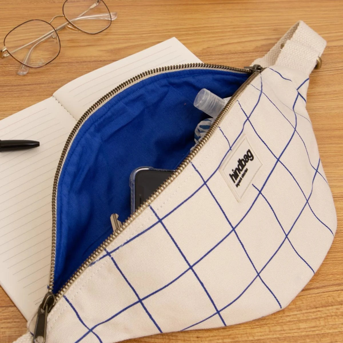 Bauchtasche Olivia mit Karomuster in Naturweiß und Blau von Hindbag bei Frau Rabe im Concept Store Die Halle